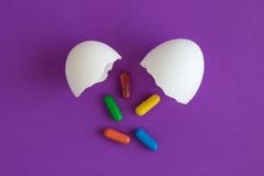 Hoogste die mening van ei met pillensamenvatting op purple wordt geïsoleerd stock foto's Hoogste die mening van ei met pillensamenvatting op purple wordt geïsoleerd stock foto's