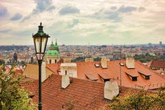 Hoogste mening aan rode tegeldaken van de stads Tsjechische republiek van Praag De typische huizen van Praag stock afbeeldingen Hoogste mening aan rode tegeldaken van de stads Tsjechische republiek van Praag De typische huizen van Praag stock afbeeldingen