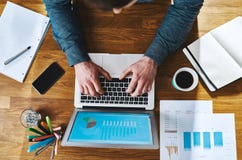Hoogste mening die bij bureau met laptop werken royalty-vrije stock afbeeldingen Hoogste mening die bij bureau met laptop werken royalty-vrije stock afbeeldingen