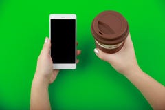 Hoogste mening die van handen smartphone en kop van coffe houden stock foto's Hoogste mening die van handen smartphone en kop van coffe houden stock foto's