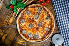 Hoogste mening over verse, smakelijke, eigengemaakte pizza met kalfsvlees en truffelsalsa stock fotografie Hoogste mening over verse, smakelijke, eigengemaakte pizza met kalfsvlees en truffelsalsa stock fotografie