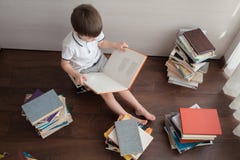 Hoogste mening van een jongen en boeken stock foto Hoogste mening van een jongen en boeken stock foto