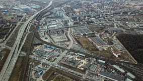 Hoogste mening van grijze metropool Panorama van grote stad met gebieden en het overgaan van lange weg in bewolkt weer suburban stock foto Hoogste mening van grijze metropool Panorama van grote stad met gebieden en het overgaan van lange weg in bewolkt weer suburban stock foto
