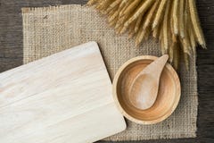 Hoogste mening van houten kom op doorstane houten achtergrond stock afbeelding Hoogste mening van houten kom op doorstane houten achtergrond stock afbeelding
