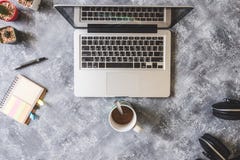 Hoogste mening van Laptop met koffiekop, hoofdtelefoon, notitieboekje, pen en cactus op grungeachtergrond stock afbeelding Hoogste mening van Laptop met koffiekop, hoofdtelefoon, notitieboekje, pen en cactus op grungeachtergrond stock afbeelding
