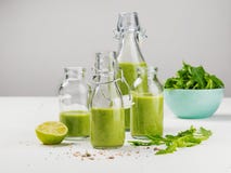 Hoogste mening van verse rauwe groenten, vruchten op grijze banner als achtergrond Verschillende verscheidenheden van kolen, Chin stock foto Hoogste mening van verse rauwe groenten, vruchten op grijze banner als achtergrond Verschillende verscheidenheden van kolen, Chin stock foto