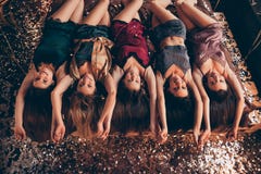 Hoogste nachthoek boven meningsfoto van diverse mooie leuke zoete vrij slanke dames die het verzamelen ontmoeten zich hebbend ver royalty-vrije stock afbeelding Hoogste nachthoek boven meningsfoto van diverse mooie leuke zoete vrij slanke dames die het verzamelen ontmoeten zich hebbend ver royalty-vrije stock afbeelding
