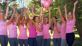In hoogte - de glimlachende vrouwen van het kwaliteitsformaat in roze voor de voorlichting van borstkanker stock video In hoogte - de glimlachende vrouwen van het kwaliteitsformaat in roze voor de voorlichting van borstkanker stock video