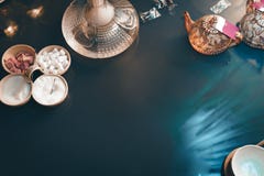 Hookah στην άποψη επιτραπέζιων κορυφών γυαλιού ανατολική τελετή τσαγιού κεριών και smartphone φλυτζανιών Μοντέρνο ασιατικό shisha στοκ φωτογραφία με δικαίωμα ελεύθερης χρήσης Hookah στην άποψη επιτραπέζιων κορυφών γυαλιού ανατολική τελετή τσαγιού κεριών και smartphone φλυτζανιών Μοντέρνο ασιατικό shisha στοκ φωτογραφία με δικαίωμα ελεύθερης χρήσης