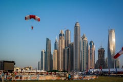 Hoppar med fritt fall episka torn sikt och arkitektur för den Dubai marina från Dubai arkivfoton Hoppar med fritt fall episka torn sikt och arkitektur för den Dubai marina från Dubai arkivfoton