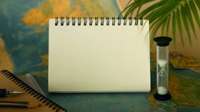 Hora de viajar concepto Tema tropical de las vacaciones con el mapa del mundo y el cuaderno Artículos del viaje con el espacio de metrajes Hora de viajar concepto Tema tropical de las vacaciones con el mapa del mundo y el cuaderno Artículos del viaje con el espacio de metrajes