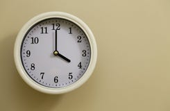 Hora para o 4:00 do pulso de disparo de parede fotos de stock Hora para o 4:00 do pulso de disparo de parede fotos de stock