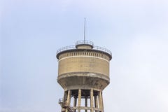 Horisontalnärbildskottet av den gamla förstärkta gränsen - gulna den kulöra konkreta vattenbehållaren i Izmir på Turkiet royaltyfri fotografi Horisontalnärbildskottet av den gamla förstärkta gränsen - gulna den kulöra konkreta vattenbehållaren i Izmir på Turkiet royaltyfri fotografi