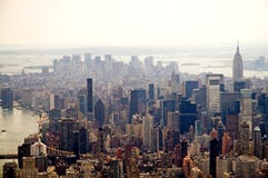 Horizon brumeux de New York City photographie stock libre de droits Horizon brumeux de New York City photographie stock libre de droits
