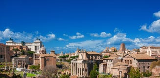 Horizon central historique de Rome au-dessus de Roman Forum Images stock Horizon central historique de Rome au-dessus de Roman Forum Images stock