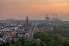 Horizon de Copenhague au lever de soleil, brouillard enfumé au-dessus de la ville photos stock Horizon de Copenhague au lever de soleil, brouillard enfumé au-dessus de la ville photos stock