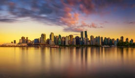 Horizon de coucher du soleil de Vancouver du centre de Stanley Park Horizon de coucher du soleil de Vancouver du centre de Stanley Park