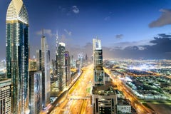 Horizon de Downrtown le long de Sheikh Zayed Road la nuit, Dubaï Photographie stock Horizon de Downrtown le long de Sheikh Zayed Road la nuit, Dubaï Photographie stock