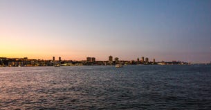 Horizon de van de binnenstad van Manhattan bij zonsondergang over Hudson River royalty-vrije stock afbeeldingen Horizon de van de binnenstad van Manhattan bij zonsondergang over Hudson River royalty-vrije stock afbeeldingen