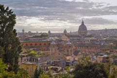 Horizon de ville de Rome après pluie Église et tours à l'arrière-plan avec le ciel nuageux photos stock Horizon de ville de Rome après pluie Église et tours à l'arrière-plan avec le ciel nuageux photos stock