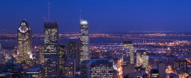Horizon du centre Montréal de panorama au crépuscule photos libres de droits Horizon du centre Montréal de panorama au crépuscule photos libres de droits