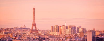 Horizon panoramique de Paris avec Tour Eiffel au coucher du soleil, Montmartre à l'arrière-plan, France photo stock Horizon panoramique de Paris avec Tour Eiffel au coucher du soleil, Montmartre à l'arrière-plan, France photo stock