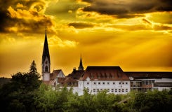 Horizon van de stad Herzogenaurach in Beieren Duitsland bij zonsondergang royalty-vrije stock afbeelding Horizon van de stad Herzogenaurach in Beieren Duitsland bij zonsondergang royalty-vrije stock afbeelding