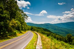 Horizonaandrijving en mening van Blauw Ridge Mountains, in Shenandoa royalty-vrije stock fotografie Horizonaandrijving en mening van Blauw Ridge Mountains, in Shenandoa royalty-vrije stock fotografie