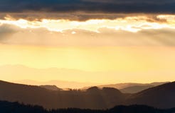 Horizontal de montagne de soirée d'automne image stock Horizontal de montagne de soirée d'automne image stock