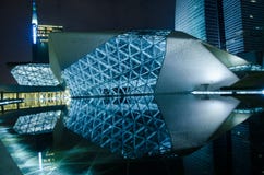 Horizontal de nuit de théatre de l'$opéra de Guangzhou photographie stock Horizontal de nuit de théatre de l'$opéra de Guangzhou photographie stock