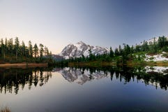 horizontal mt shuksan photos libres de droits horizontal mt shuksan photos libres de droits