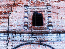 Horizontale Weinlese knackte strukturierte Backsteinmauer der russischen Kirche lizenzfreies stockfoto Horizontale Weinlese knackte strukturierte Backsteinmauer der russischen Kirche lizenzfreies stockfoto