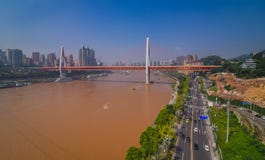 Horizonte céntrico de la ciudad de China sobre el río Yangzi foto de archivo Horizonte céntrico de la ciudad de China sobre el río Yangzi foto de archivo
