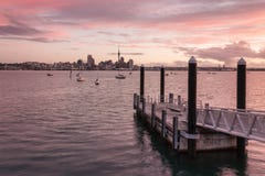 Horizonte de Auckland en la puesta del sol Imágenes de archivo libres de regalías Horizonte de Auckland en la puesta del sol Imágenes de archivo libres de regalías