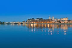 Horizonte de Avignon sobre el río de Rhone, Francia imágenes de archivo libres de regalías Horizonte de Avignon sobre el río de Rhone, Francia imágenes de archivo libres de regalías