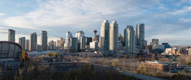 Horizonte de Calgary en la puesta del sol imagen de archivo libre de regalías Horizonte de Calgary en la puesta del sol imagen de archivo libre de regalías