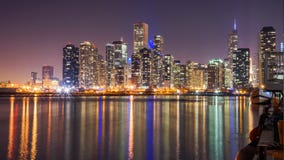Horizonte de Chicago en la noche con el lago Michigan fotos de archivo Horizonte de Chicago en la noche con el lago Michigan fotos de archivo