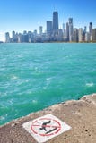 Horizonte de Chicago sin muestra del salto en primero plano imagenes de archivo Horizonte de Chicago sin muestra del salto en primero plano imagenes de archivo