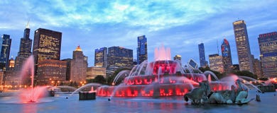 Horizonte de Chicago y fuente de Buckingham en la noche Fotos de archivo libres de regalías Horizonte de Chicago y fuente de Buckingham en la noche Fotos de archivo libres de regalías