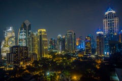 Horizonte de la ciudad de la noche de Bangkok Fondo del oro de la luz de la opinión panorámica y de perspectiva del alto rascacie fotos de archivo libres de regalías Horizonte de la ciudad de la noche de Bangkok Fondo del oro de la luz de la opinión panorámica y de perspectiva del alto rascacie fotos de archivo libres de regalías