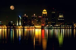 Horizonte de la noche de Louisville KY. imagen de archivo libre de regalías Horizonte de la noche de Louisville KY. imagen de archivo libre de regalías