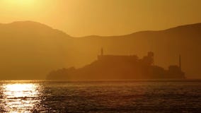 Horizonte de la puesta del sol de San Francisco en California con la reflexión en agua de la bahía metrajes Horizonte de la puesta del sol de San Francisco en California con la reflexión en agua de la bahía metrajes