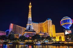 Horizonte de Las Vegas y hotel y casino de París iluminados fotografía de archivo Horizonte de Las Vegas y hotel y casino de París iluminados fotografía de archivo