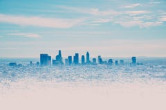 Horizonte de Los Ángeles con sus skyscrappers del Hollywood Hil imágenes de archivo libres de regalías Horizonte de Los Ángeles con sus skyscrappers del Hollywood Hil imágenes de archivo libres de regalías