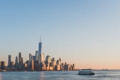 Horizonte de Manhattan c?ntrica de New York City en la oscuridad, vista de New Jersey, los E.E.U.U. fotografía de archivo libre de regalías Horizonte de Manhattan c?ntrica de New York City en la oscuridad, vista de New Jersey, los E.E.U.U. fotografía de archivo libre de regalías