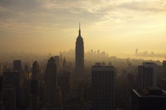 Horizonte de Nueva York en la oscuridad imagen de archivo Horizonte de Nueva York en la oscuridad imagen de archivo