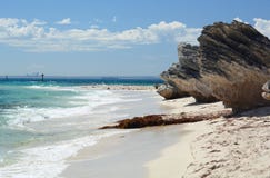Horizonte de Perth de la playa de Thomson Bay Isla de Rottnest Australia occidental australia imagenes de archivo Horizonte de Perth de la playa de Thomson Bay Isla de Rottnest Australia occidental australia imagenes de archivo