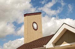 Horloge en bois de tour Photographie stock libre de droits Horloge en bois de tour Photographie stock libre de droits