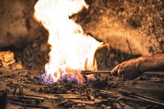 horno del herrero con los carbones ardientes, las herramientas, y los objetos de fundición que brillan intensamente fotos de archivo libres de regalías horno del herrero con los carbones ardientes, las herramientas, y los objetos de fundición que brillan intensamente fotos de archivo libres de regalías