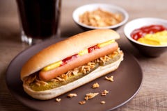 Hot-dog avec le cornichon et les oignons Image stock Hot-dog avec le cornichon et les oignons Image stock